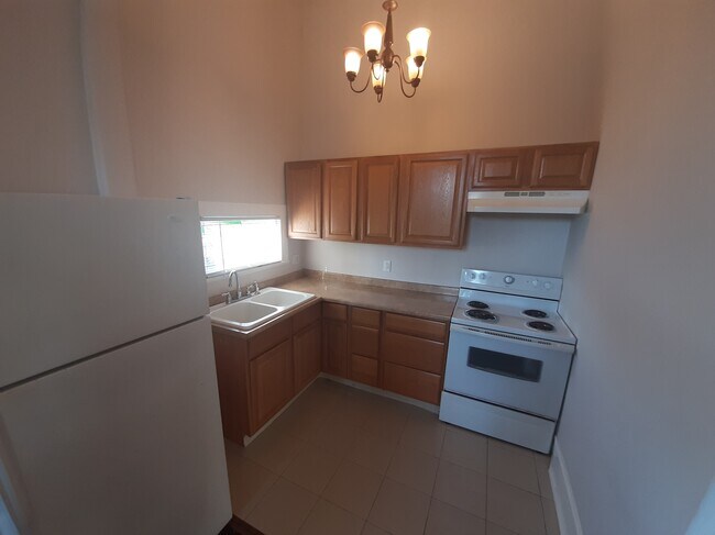 Kitchen - 1522 Winnie St