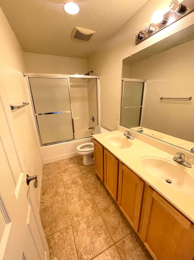 Building Photo - Beautiful 4 Bedroom 2.5 Bath Single Family...