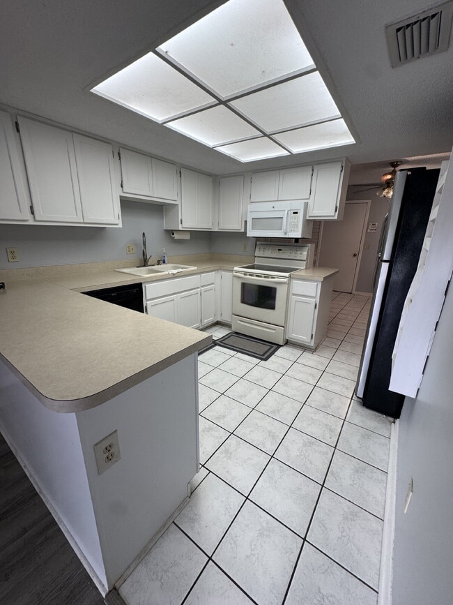 Building Photo - 2 bedroom 2.5 bath townhome with private d...