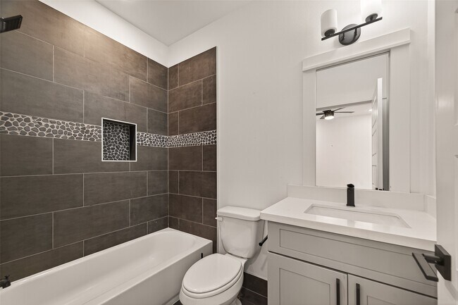 Building Photo - 1406 Mansfield St