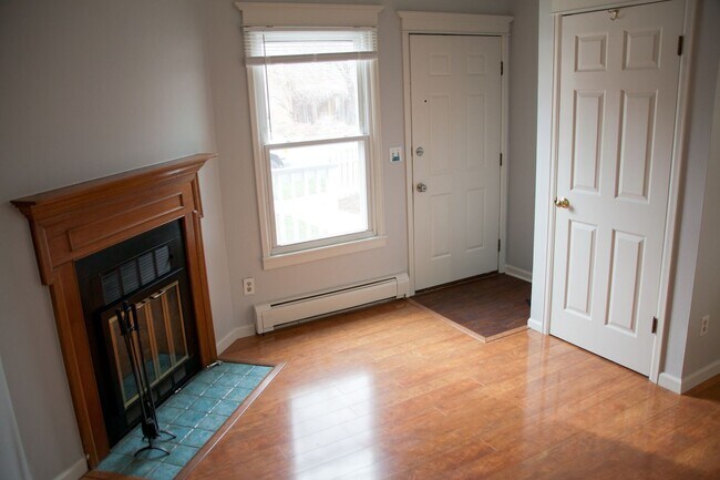 Building Photo - Cozy 1 Bed/1 Bath Victorian Style Complex ...