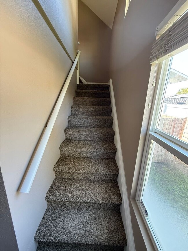 Building Photo - Beautiful Remodeled Craftsman Home - RENT ME!