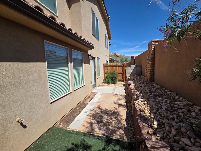 Building Photo - Spacious 4 Bedroom Home!