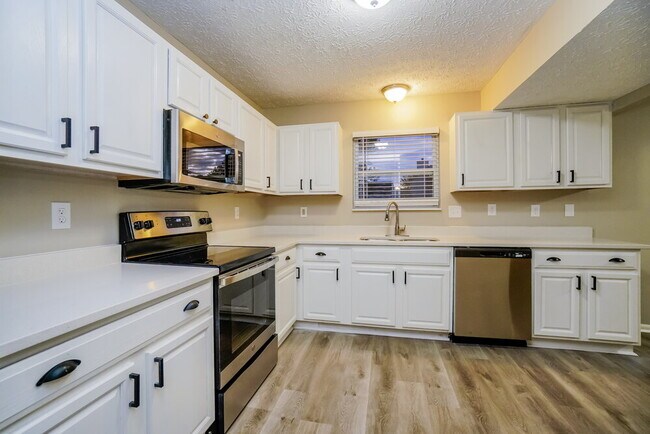 Building Photo - 1994 Ashburn Dr