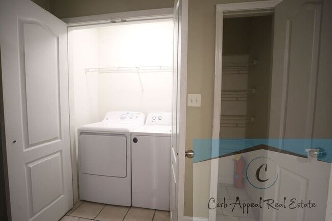 Building Photo - Utilities included!! Internet included!! Spacious 2 bed /2 full bath apt - includes washer/dryer