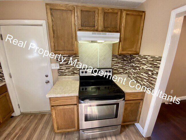 Building Photo - Charming 2-Bedroom Bungalow with Inviting ...