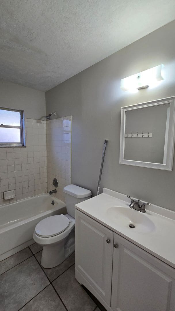 Building Photo - 3 Bed, 2 Bath, 1 Car garage.