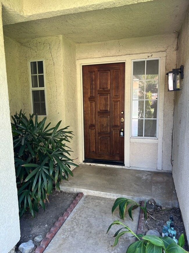 Building Photo - Mission Oaks Single Story!