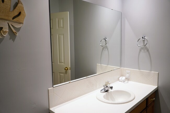 Building Photo - 417 Oakdale Dr