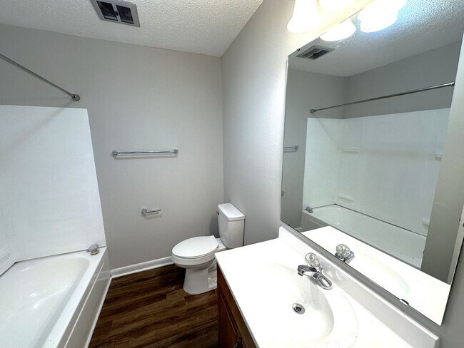 Building Photo - MODERN 2/1 TWN 2nd Story Unit w/ Washer/Dr...