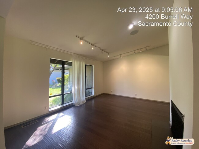 Building Photo - Sprawling Ranch with Open Floorplan & Exce...