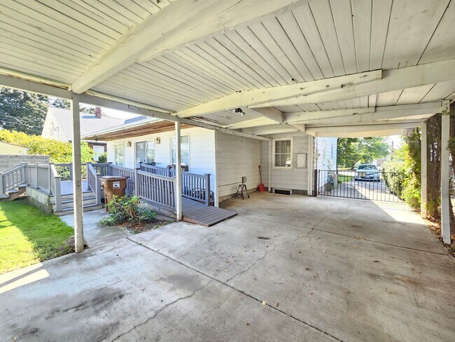 Building Photo - $2,100 - 3 Bed / 3 Bath Charming Home by G...