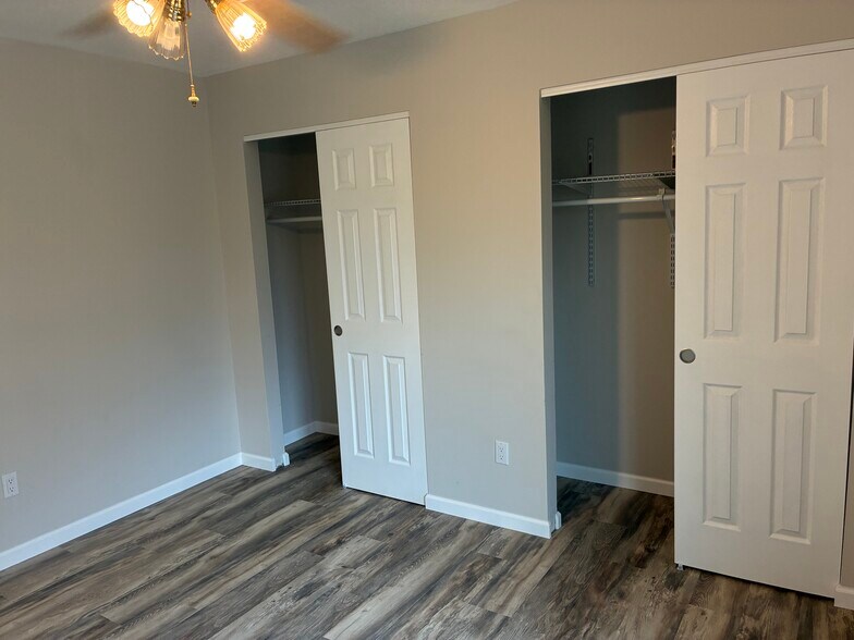 Building Photo - 1204 Hollowbrook Dr