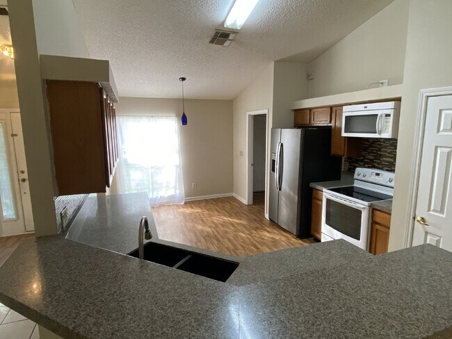 Building Photo - COMING SOON – 3 Bedroom, 2 Bathroom Single...