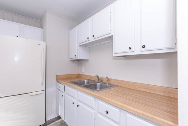 Building Photo - 106 Pine Grove Ave