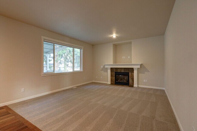 Building Photo - Well Maintained House Tucked Away on Dead-End Street Available!