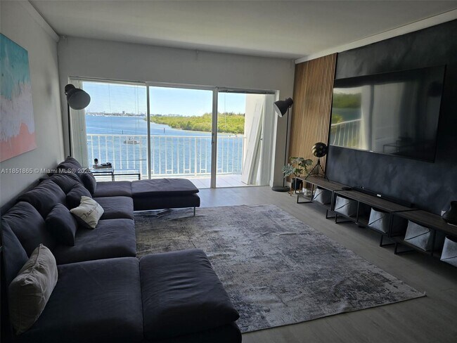 Building Photo - 500 Bayview Dr
