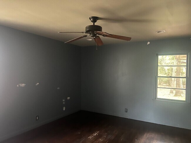 Building Photo - 3 bed/2 bath