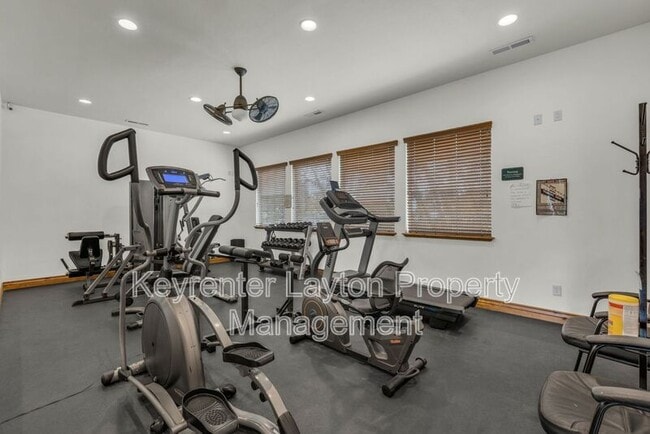 Building Photo - 905 S Main St