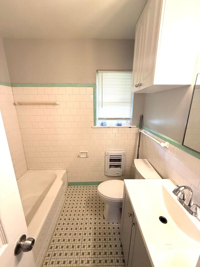 Building Photo - ** 3 Bed 1 Bath Located in Montgomery Heig...