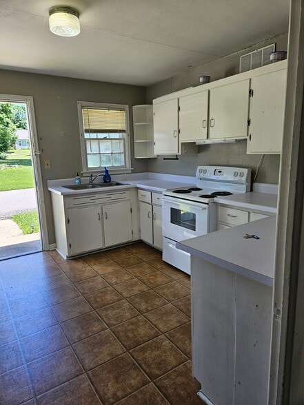 Building Photo - 5050 Pulliam St