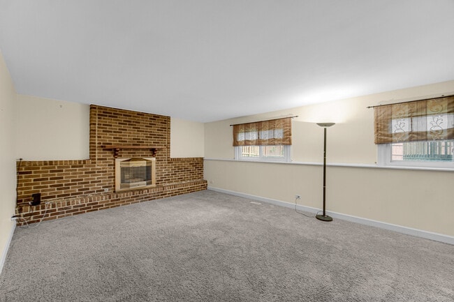Building Photo - 12 W Beech Dr