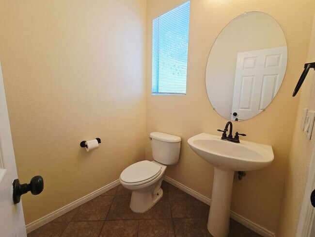 Building Photo - CHARMING 2 BED/ 2 BATH HOME WITH LOFT LOCATED IN LAMPLIGHT GARDENS!