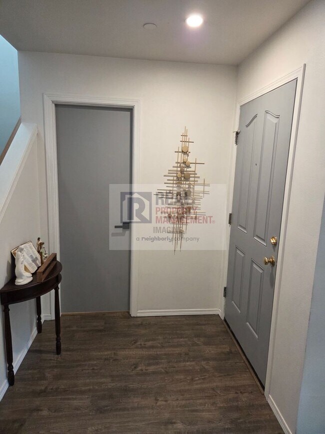 Building Photo - Check Out This Adorable 2.0 bedroom, 2.5 b...