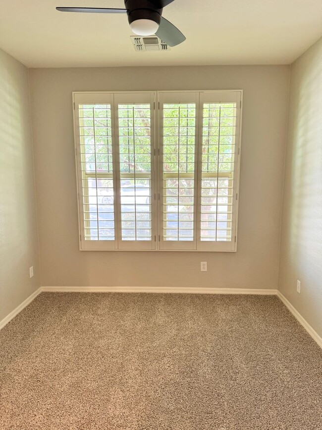 Building Photo - Beautiful 4 Bedroom Single Level Home Loca...