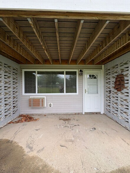 Building Photo - 129 Cosey Beach Ave