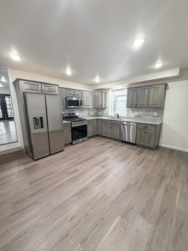 Building Photo - 613 Oakland Ave