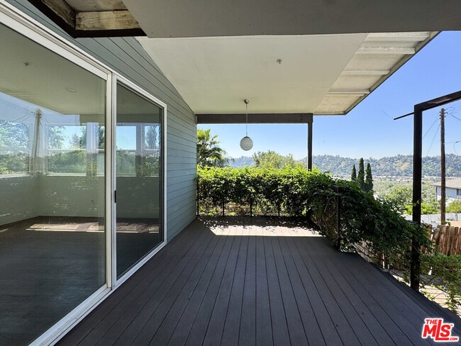 Building Photo - 3050 Knob Dr