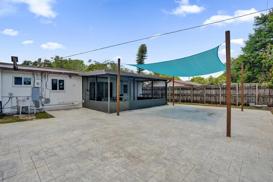 Building Photo - 4670 SW 25th Ave