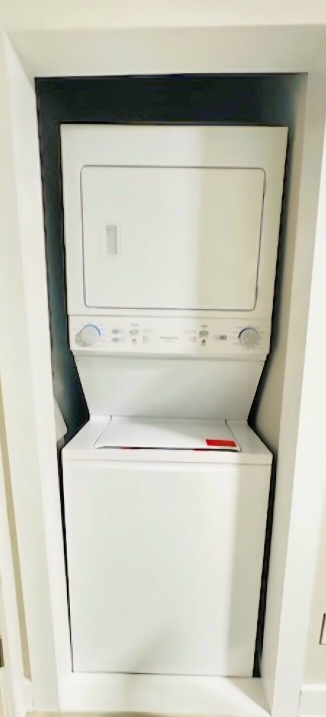 Building Photo - 1901 Cherry St