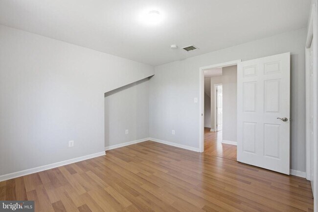 Building Photo - 27 Darien Way
