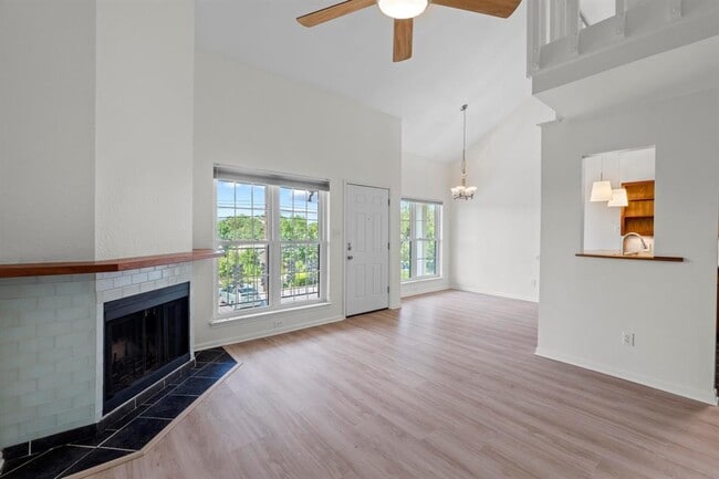 Building Photo - 1610 Waterston Ave