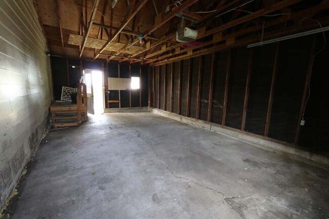 Building Photo - 2 Bedroom 1 Bath