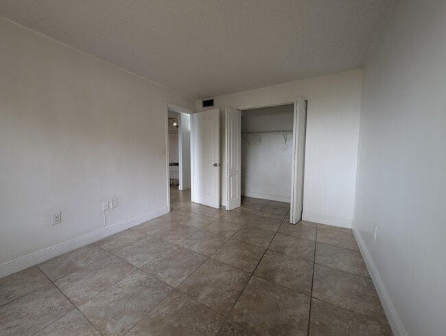 Building Photo - 1720 NW N River Dr