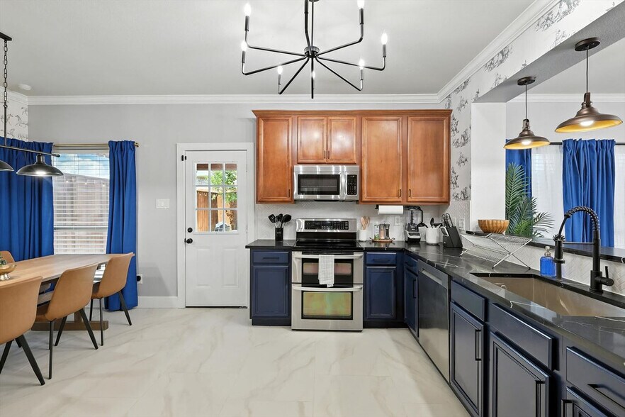 Building Photo - 2516 Castle Pines Dr