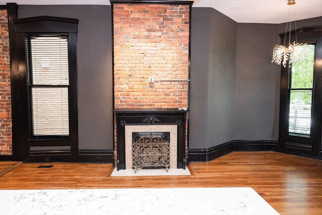 Building Photo - 275 S Limestone