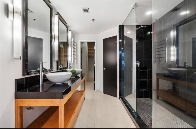 Building Photo - 711 Main St