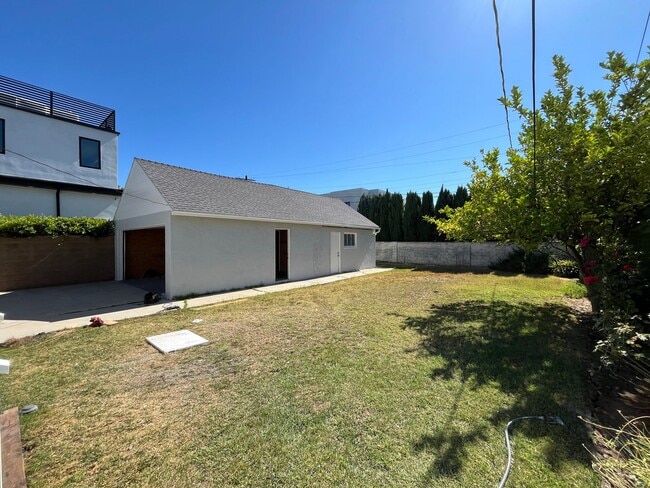 Building Photo - AVAILABLE NOW! 3+2 w/bonus room + applianc...