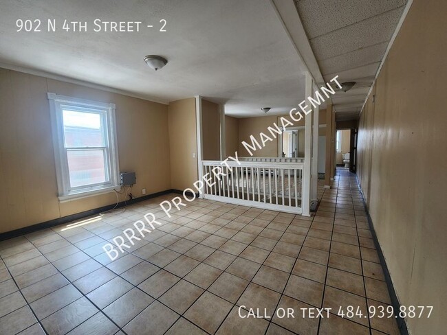 Building Photo - 3 bedroom 2 full bathroom apartment on the...