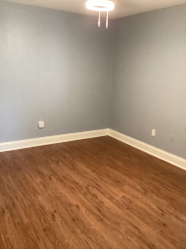Building Photo - DOWNTOWN WILMINGTON - 2 BD/1 BA - 2 blocks...