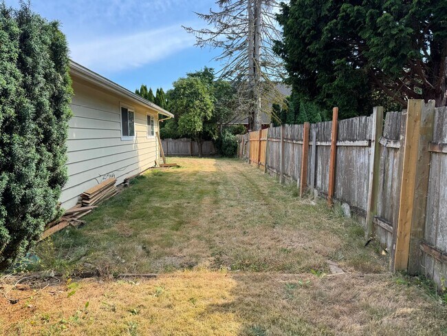Building Photo - Newly Remodeled 2 Bedroom 1 Bathroom - Duplex