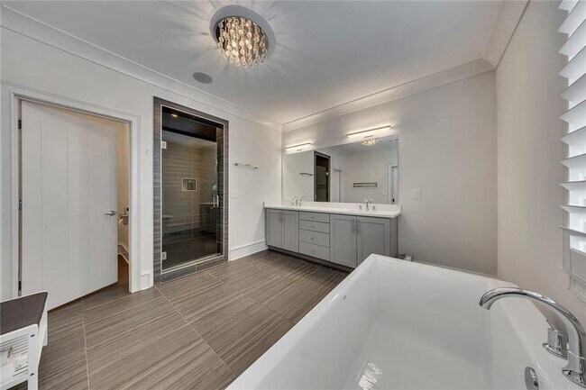 Building Photo - 108 Grand Cres