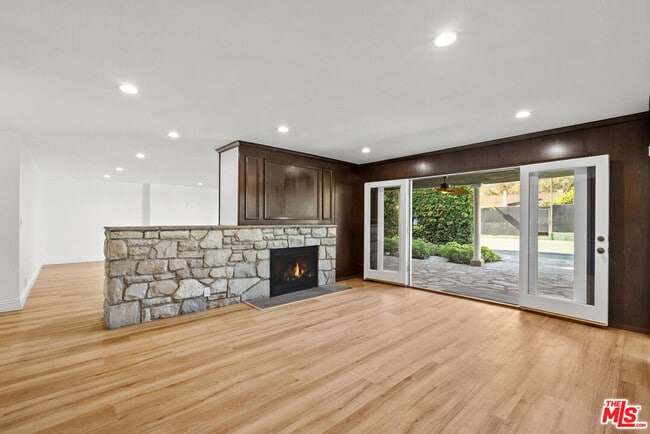 Building Photo - 717 Alta Dr