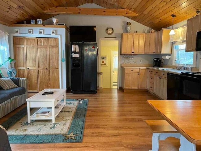 Full kitchen - 11 W View Ln