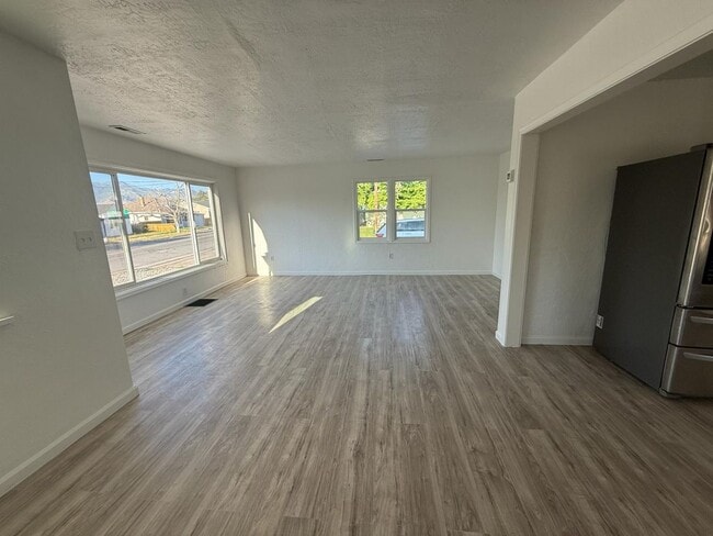 Building Photo - Charming Remodeled Bungalow Near Downtown ...