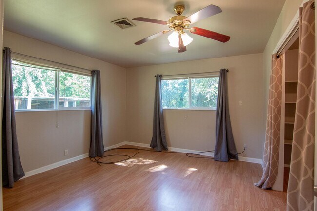 Building Photo - 2 Bedroom North Redding Home with Bonus Room. Completely Fenced!